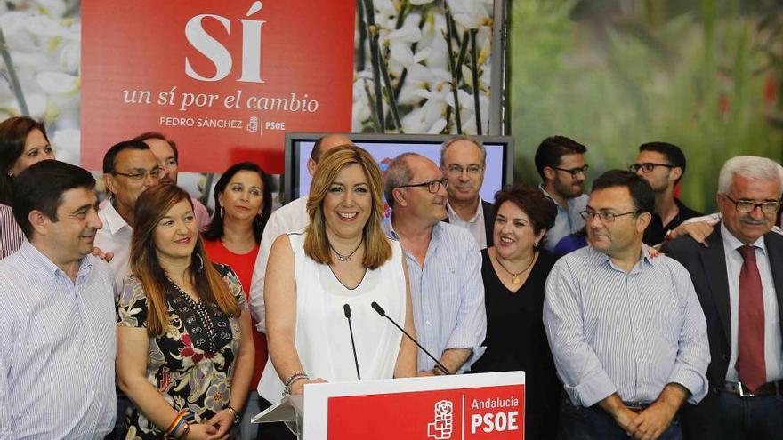 Susana Día acompañada por miembros de la ejecutiva regional del PSOE andaluz.