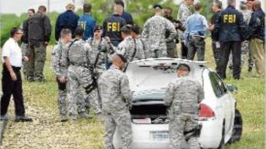 Agents de l&#039;FBI i soldats es van desplegar a la base militar.
