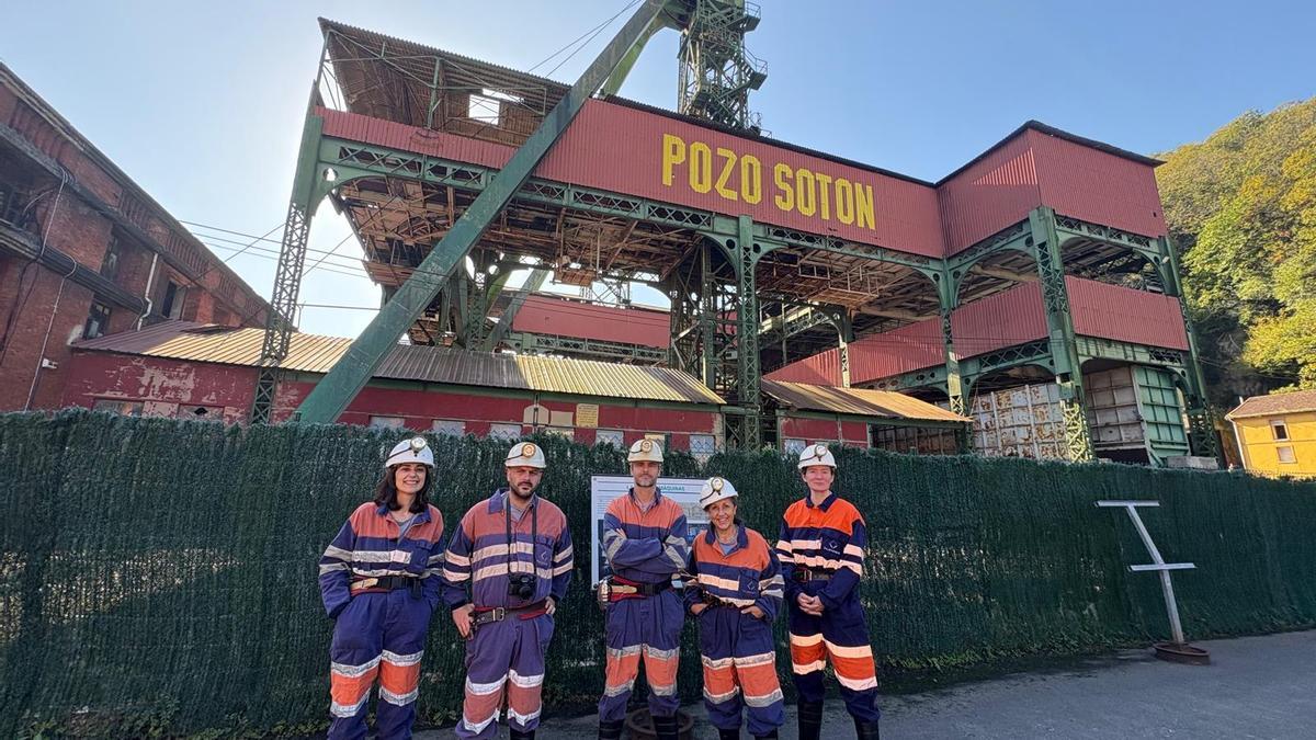 Productores y localizadores de escenarios de cine y televisión de España, Estados unidos, Inglaterra y Holanda visitan el Pozo Sotón, en El Entrego