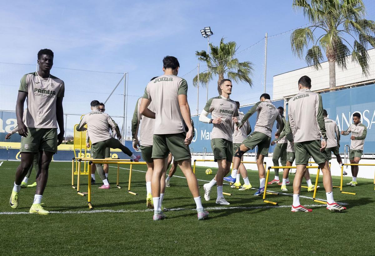 El Villarreal se ejercitó este lunes en la Ciudad Deportiva José Manuel Llaneza con varias bajas de cara a mañana.