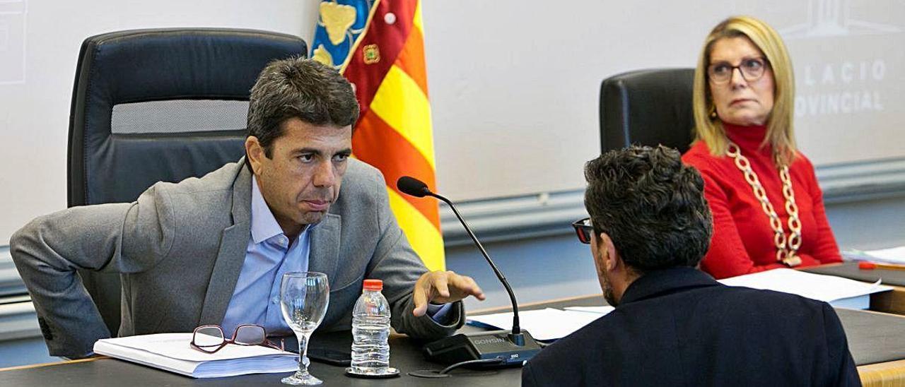 El presidente de la Diputación, Carlos Mazón, durante un pleno con el diputado Javier Gutiérrez.