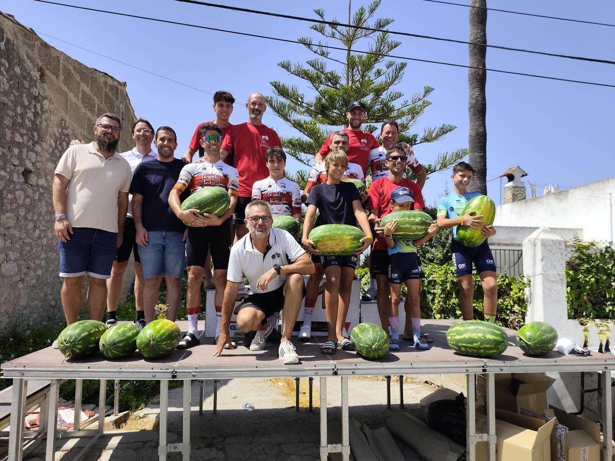 Todos los ciclistas locales que participaron en la jornada fueron premiados con una enorme sandía.