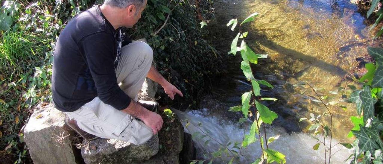 El presidente vecinal Nemesio Viñas muestra uno de los numerosos vertidos observados en el río Chanca. // Iñaki Abella