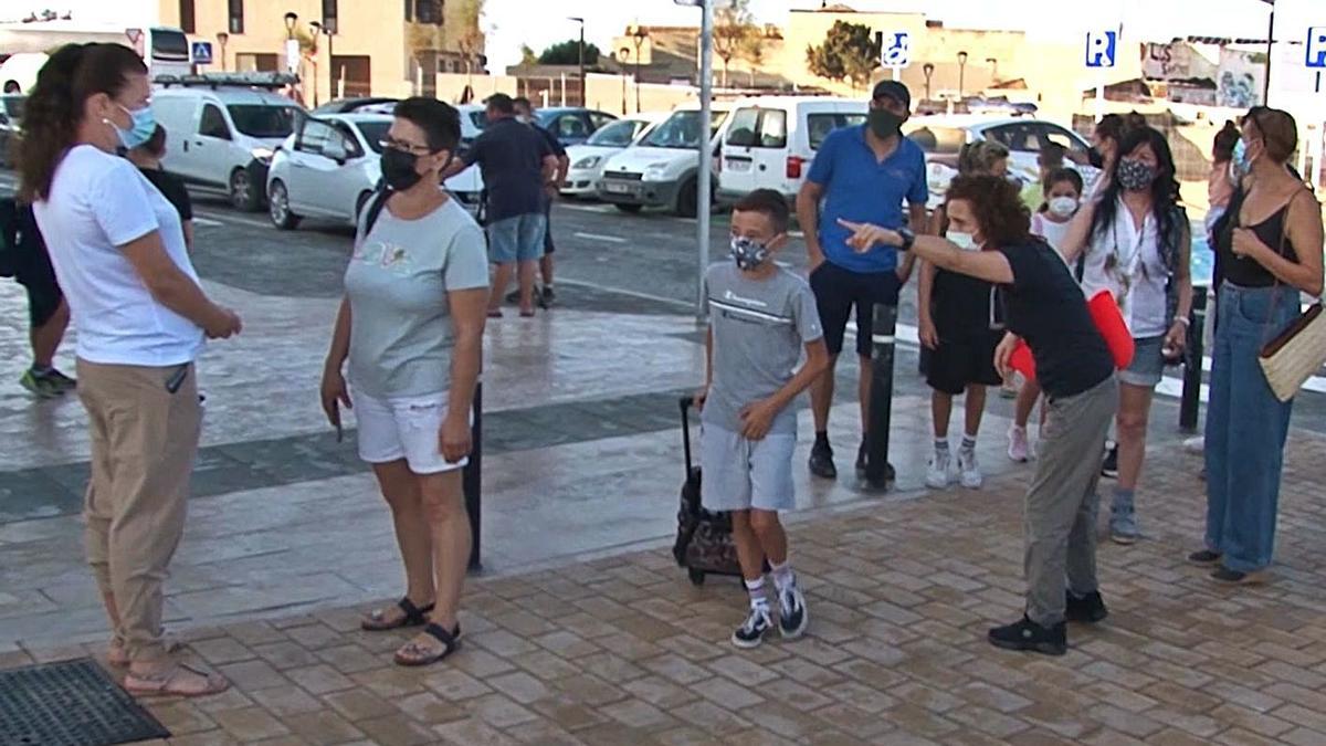 Un grupo de alumnos entran en el nuevo edificio del colegio Sant Ferran de ses Roques. | DAVID SETBETES