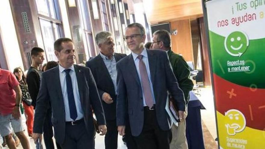 Por la izquierda, Santiago Fernández (gerente de Cogersa), Francisco Laviana (director general de Ordenación Académica), Sara Pérez y Ana Isabel Gil (de la escuela infantil La Toba), Isabel Martínez y Yolanda González (del centro El Villar de Trubia) y Manuel Gutiérrez (director general de Calidad Ambiental), ayer en Oviedo, con los premiados.