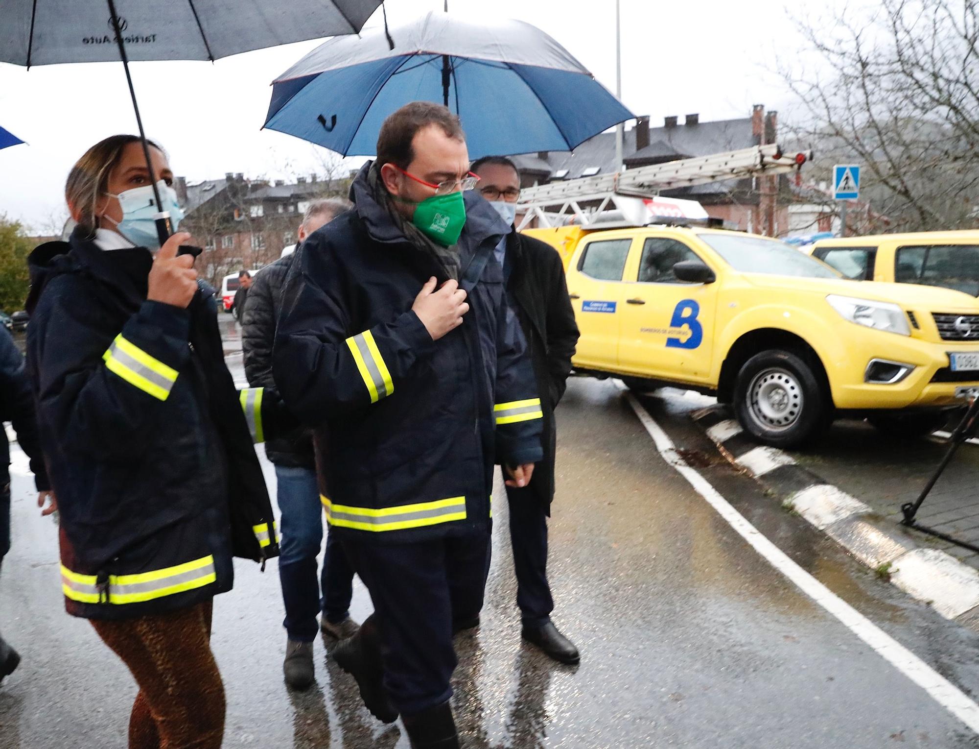 El temporal en Asturias: el presidente regional, Adrián Barbón, en Arriondas