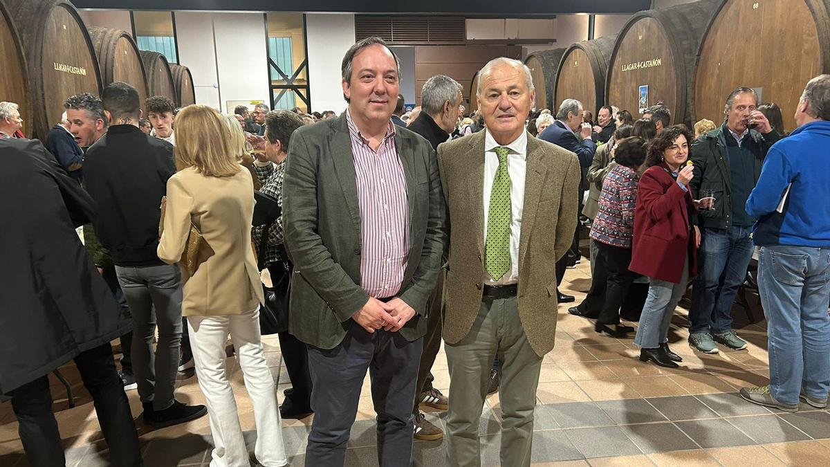 Alejandro Vega y Pepe Pardo, tras el anuncio de la propuesta de la Medalla de Oro, en el Llagar Castañón de Quintes.