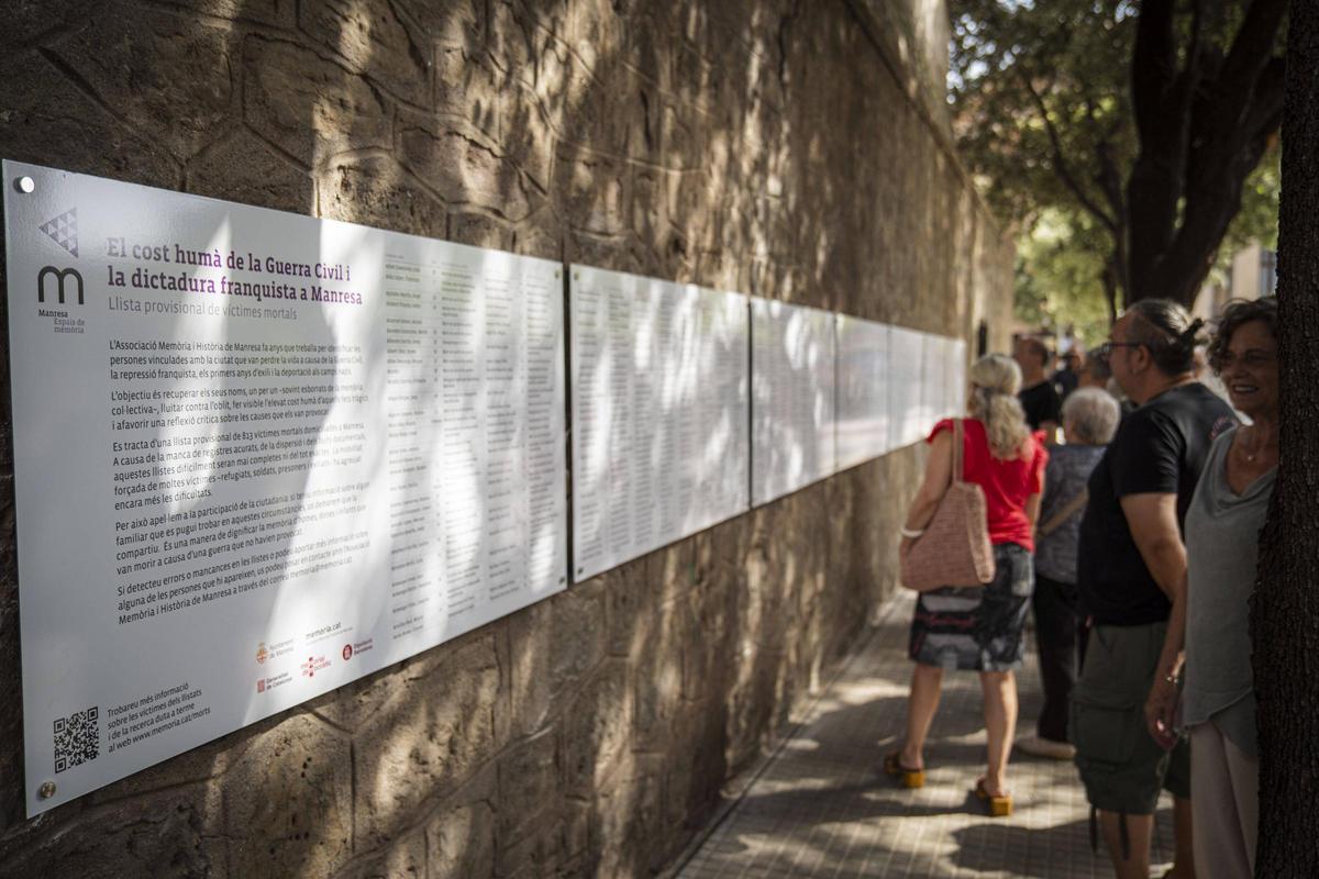Mur exterior del refugi antiaeri de la Reneixença, amb el llistat dels noms de les víctimes de la Guerra Civil