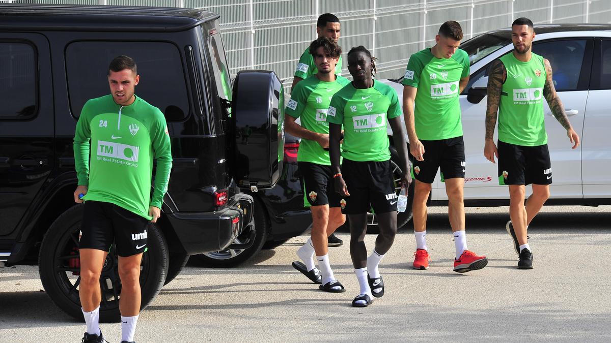 Pol Lirola, a la izquierda, este miércoles, llegando al entrenamiento