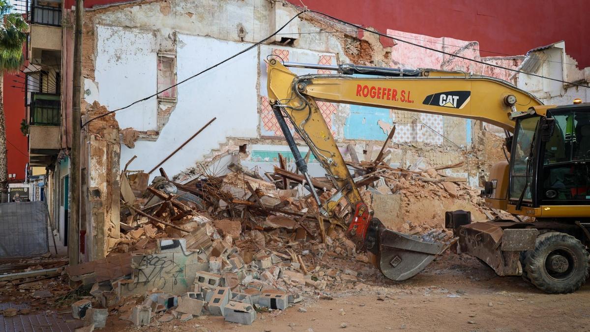 Demolición de una vivienda abandonada en la calle Puig Yago de Torrent.