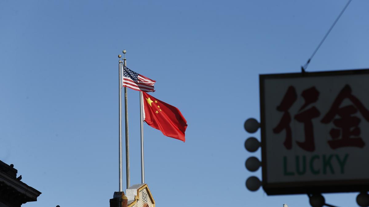 Archivo - Imagen de una bandera estadounidense y una china en San Francisco