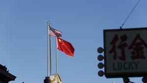  Imagen de una bandera estadounidense y una china en San Francisco.