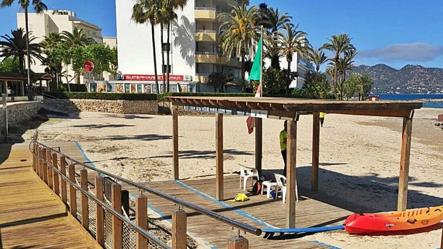 Un socorrista vigila la playa de Cala Bona, en Son Servera. |  B.CAPÓ