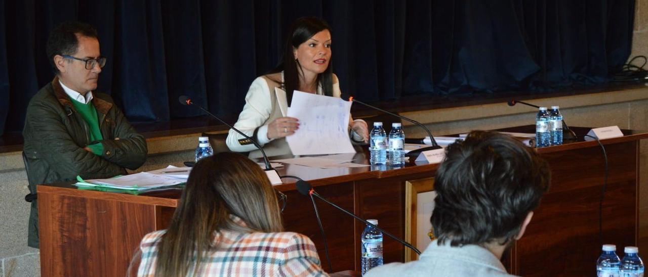 La alcaldesa de Mos, Nidia Arévalo, ayer durante el pleno.  // D.P.