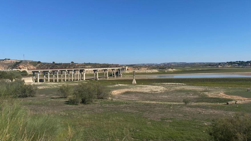 El embalse de Mequinenza, que registra una bajada constante en sus niveles, se encuentra prácticamente seco.