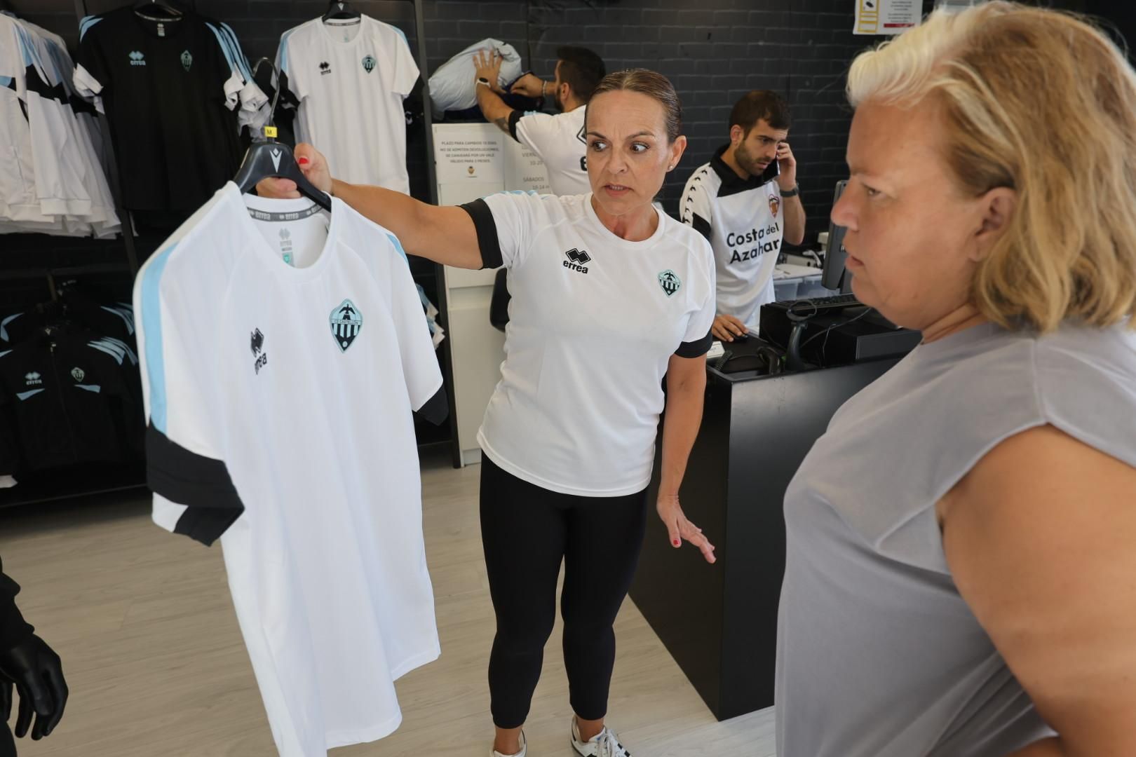 Galería | Las primeras imágenes de la nueva ropa del Castellón en la tienda del SkyFi Castalia