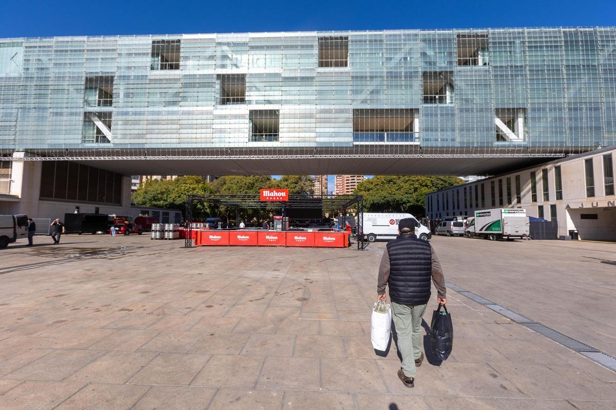 Así es el montaje de la zona "gastro" del Benidorm Fest y los exteriores del Palau