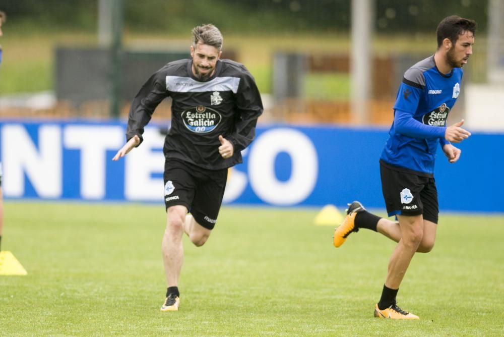 Mientras uno de los grupos realizaba trabajo defensivo, otro reforzaba los remates a portería. Carles Gil sigue con un plan específico y Bicho se entrenó con el readaptador Fran Molano.