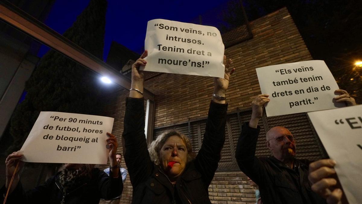 Vecinos del barrio de Sant Ramon muestran carteles críticos con el plan de movilidad de retorno al Camp Nou, en Barcelona.