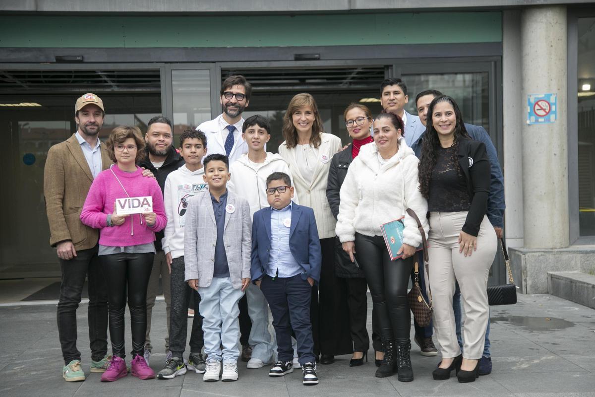 Niños con cáncer, junto a sus familias, el doctor Antonio  Pérez y Lola Manterola, presidenta de CRIS Contra el Cáncer.