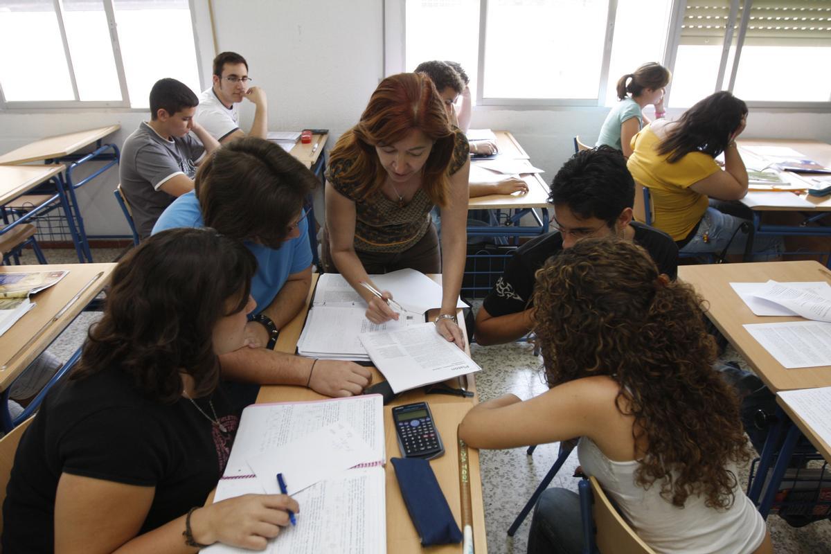 IES SALVADOR RUEDA , ALUMNOS PREPARAN EL EXAMEN DE SELECTIVIDAD.