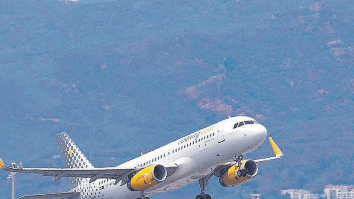 Un avión de Vueling despega desde el aeropuerto de Barcelona.