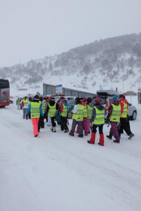 Primer día de esquí en la estación de Fuentes de Invierno