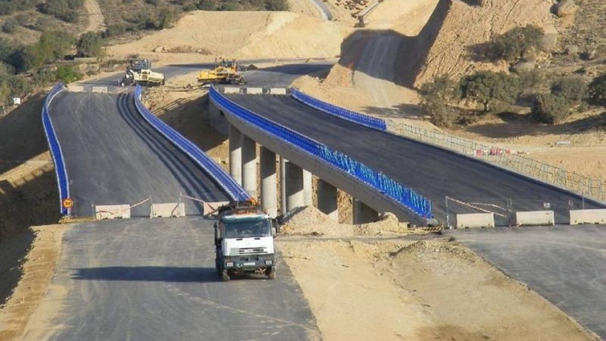 Trabajos de construcción de un tramo a la autovía Huesca-Lérida, cuya construcción se ha completado tras 20 años de obras.