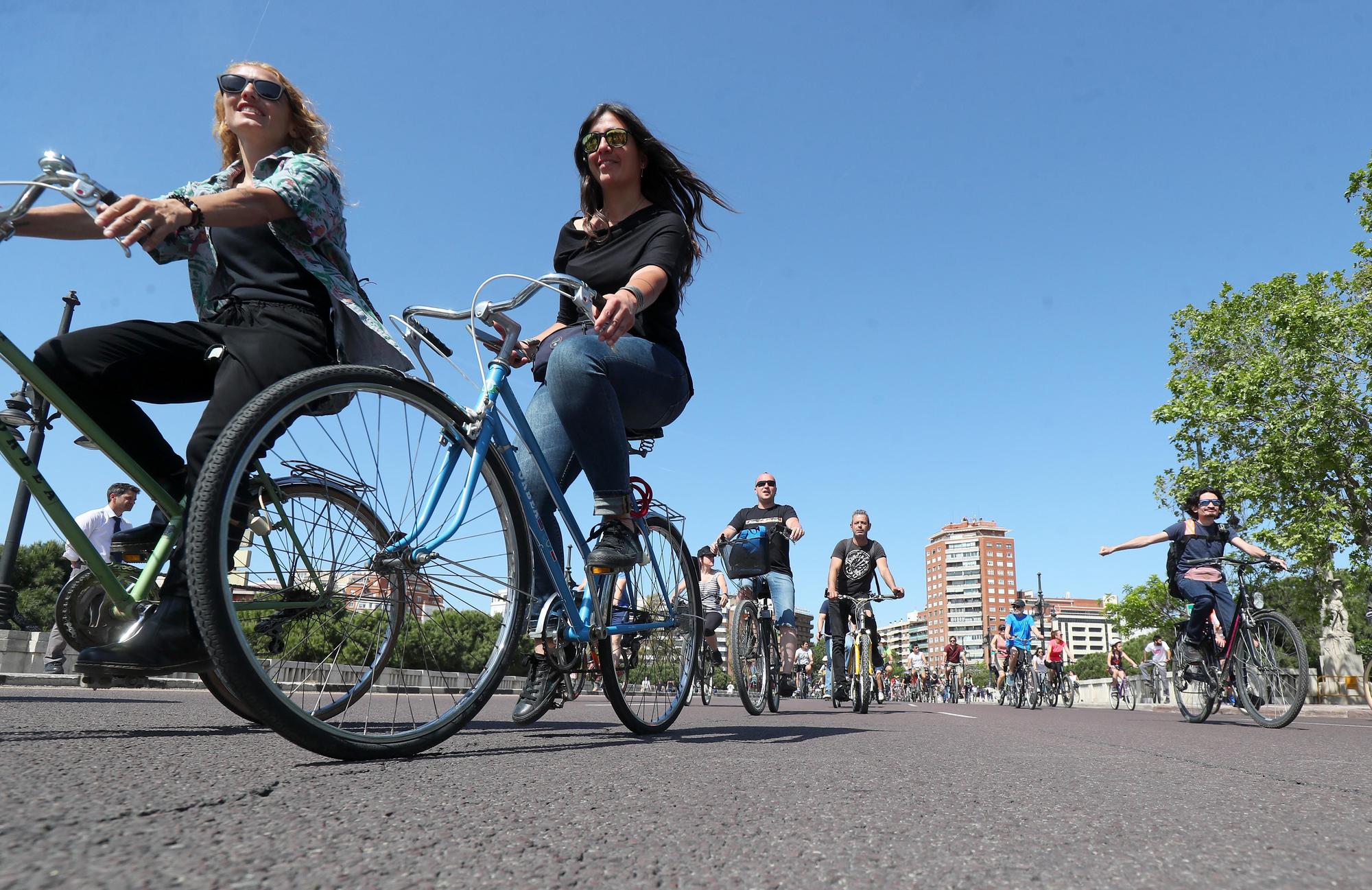 Búscate en la València Bike Parade