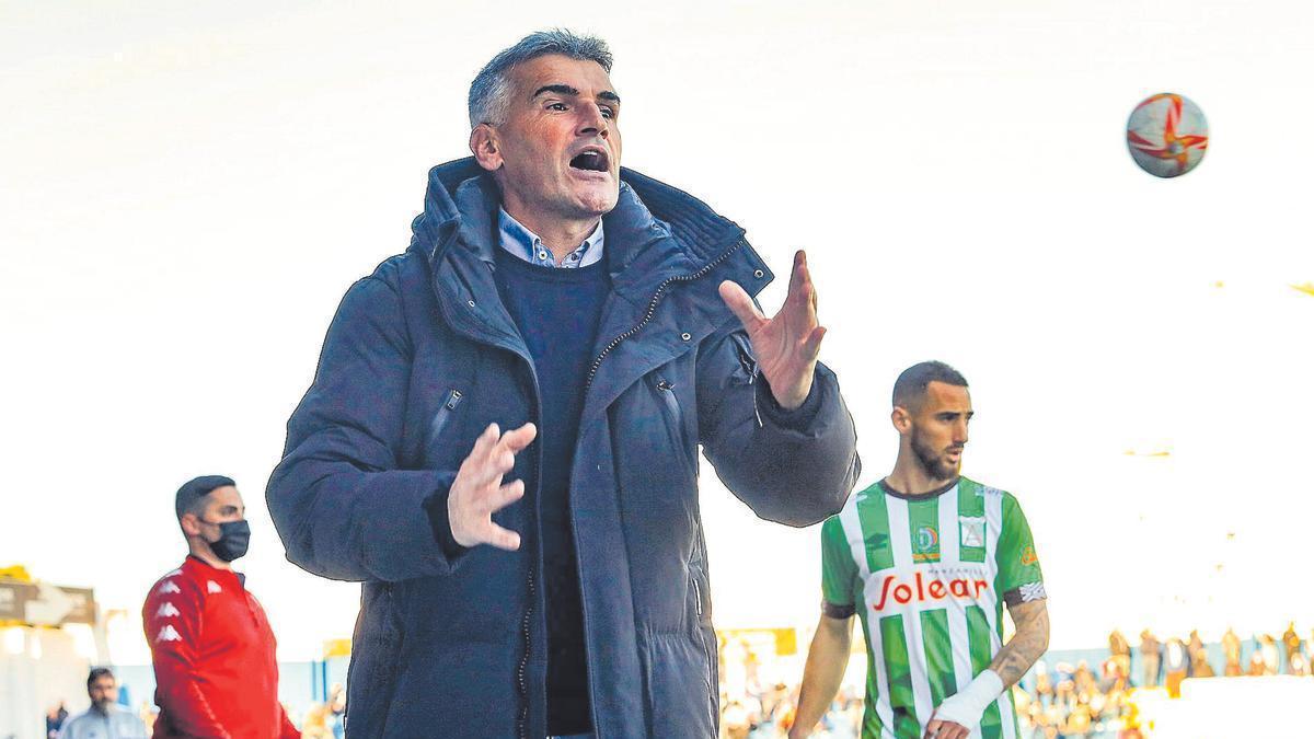 Vicente Parras da instrucciones durante un partido del Alcoyano en la última Liga, en El Collao.