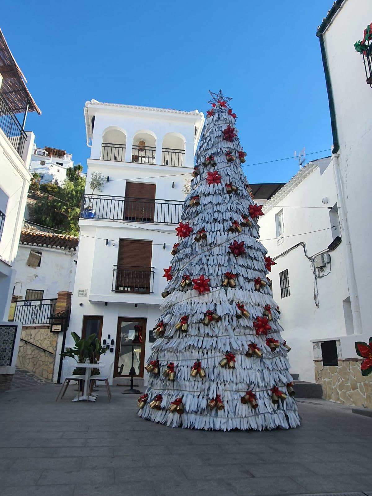 Un enorme árbol de Navidad se instaló en el entorno del consistorio