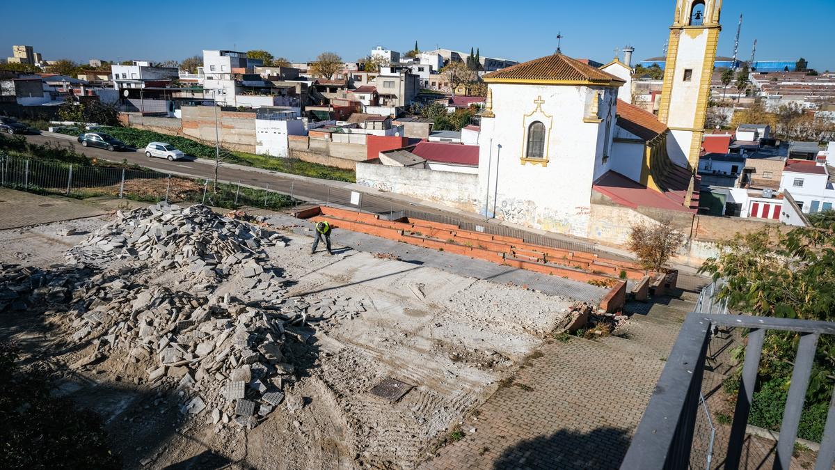 Un operario trabaja esta semana en las obras del parque de la Viña.