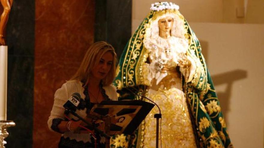 El manto de Coronación de la Esperanza fue bendecido ayer tras el pregón de Sonia Castedo.