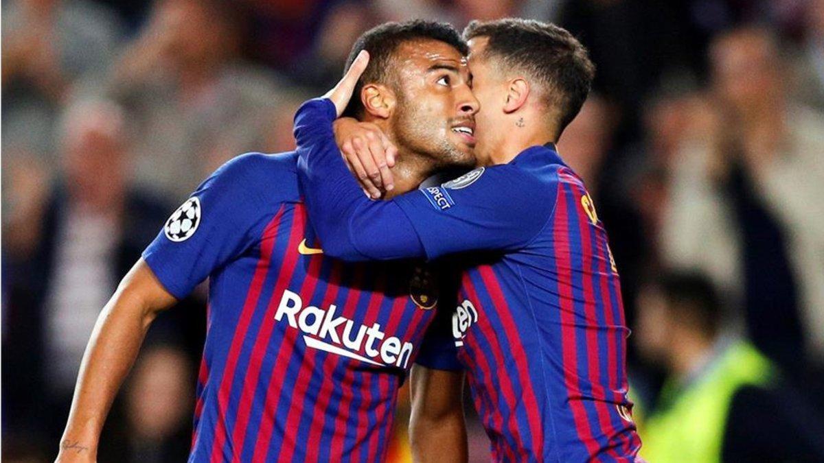 Coutinho, besando a Rafinha tras el 1-0