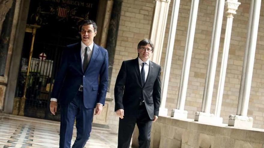 Sánchez y Puigdemont, ayer, en el Palacio de la Generalitat, en Barcelona. // Reuters