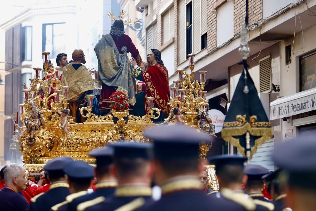 La salida de la hermandad de la Sagrada Cena desde su casa hermandad de la calle Compañía este Jueves Santo de 2025