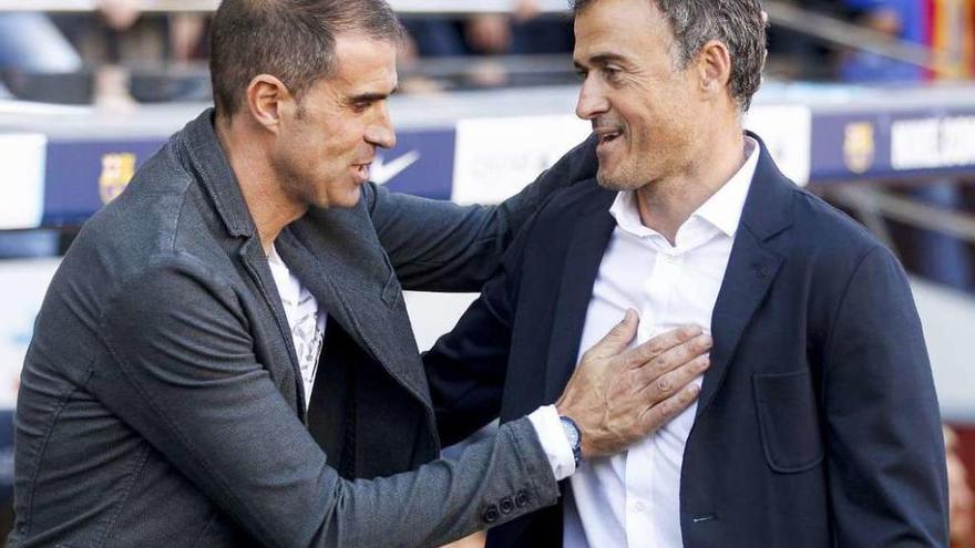 Gaizka Garitano, a la izquierda, saluda a Luis Enrique en el Camp Nou.