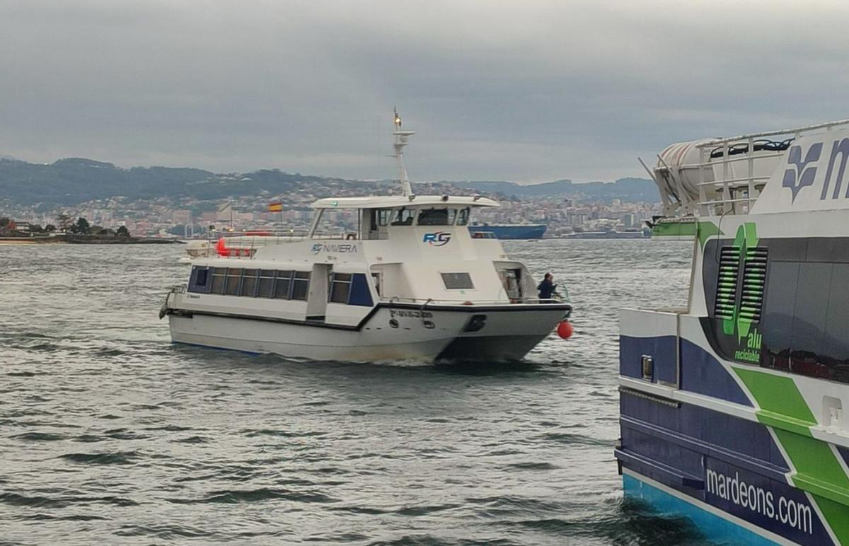 El último barco de ayer, llegando al muelle de pasajeros de Cangas. |  Santos Álvarez