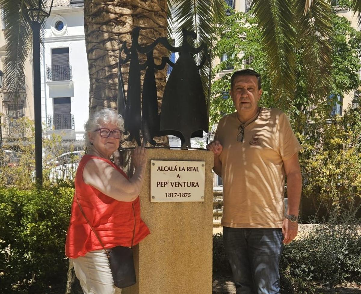 La presidenta del Foment amb Paco Toro en el monument a Pep Ventura