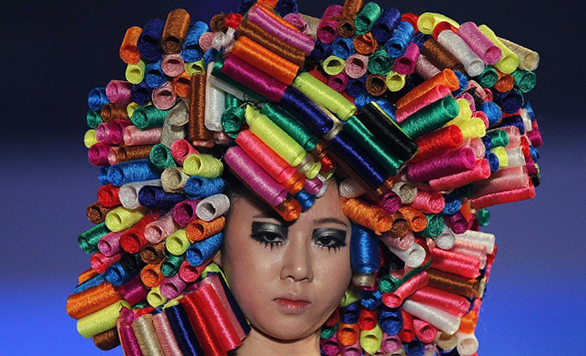 Una model presenta una creació durant la desfilada de la ’Korea Hair Collection 2012’ de Seül (Corea del Sud).