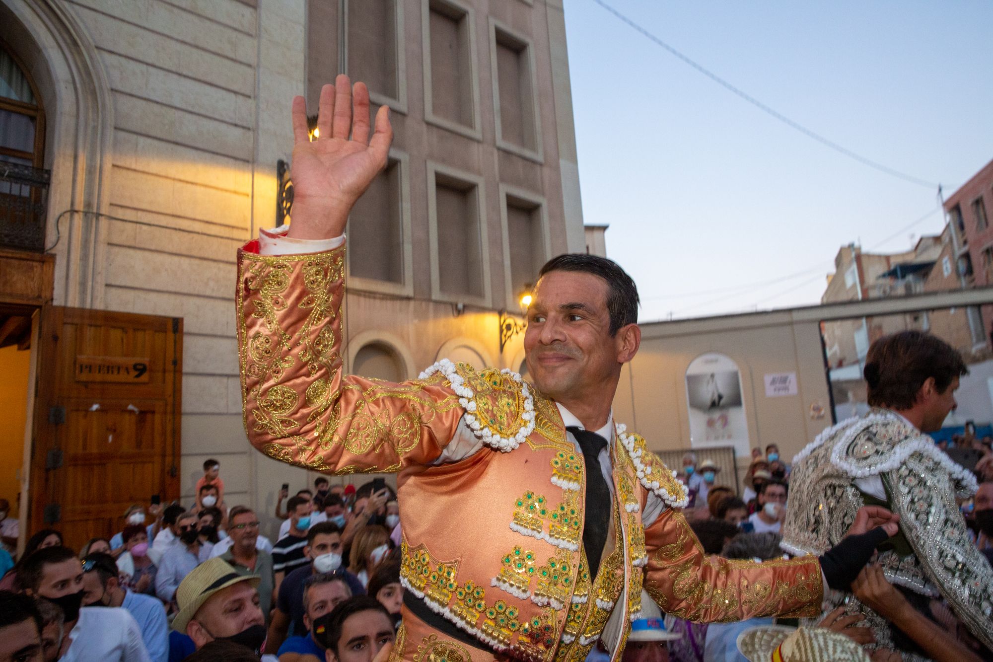 El Juli y Manzanares salen a hombros en la primera tarde de homenaje al maestro de Alicante