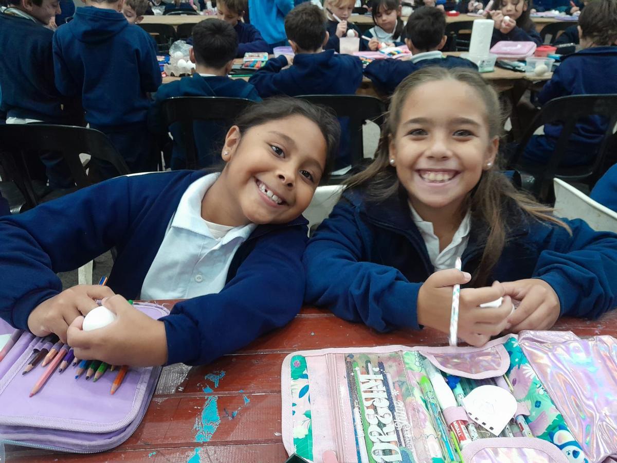 Los Güevos Pintos en el colegio Covadonga de Santa Fe