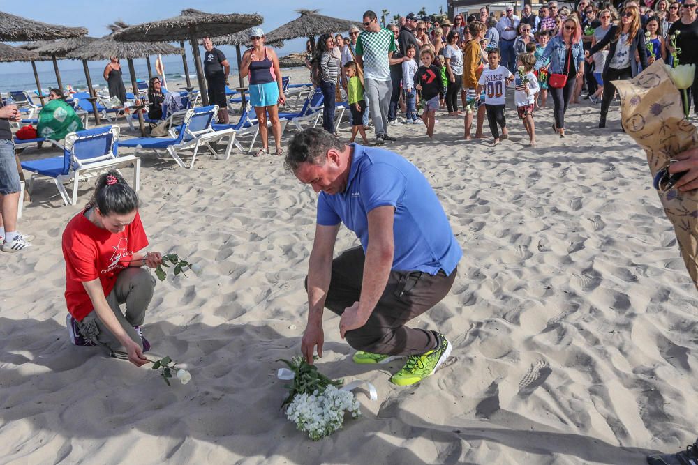 Vecinos de Orihuela Costa rinden homenaje al niño fallecido tras chocar con otro mientras jugaba