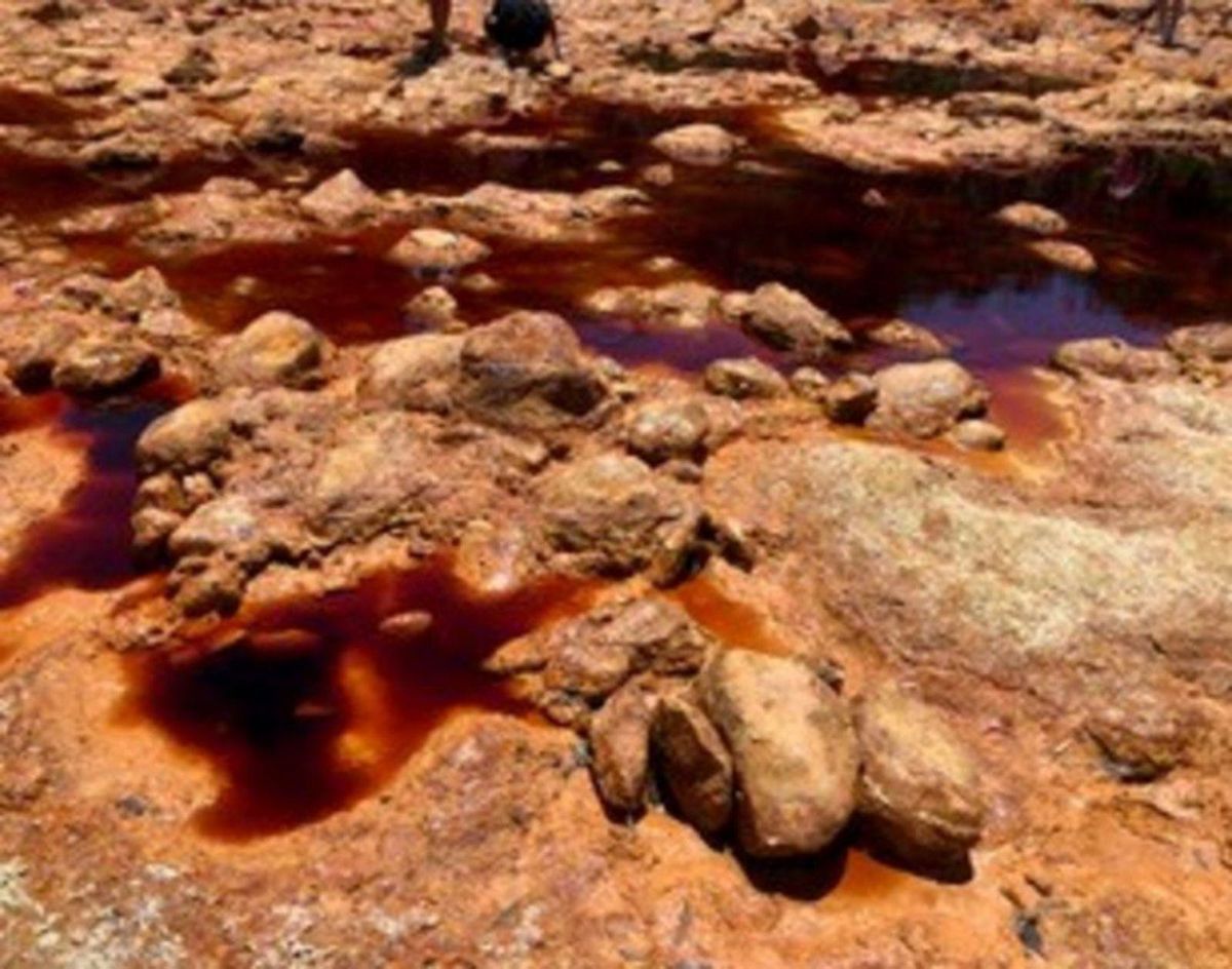 Rojos y dorados de la oxidación de los diferentes minerales que dan al agua un PH elevado | J. V.
