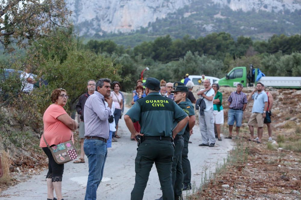 Agricultores y vecinos logran parar las máquinas que iban a triturar otra parcela afectada por la Xylella