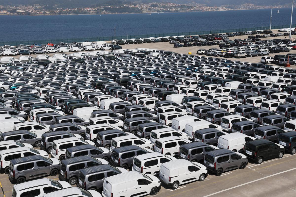 Vehículos de Stellantis en la Terminal de Transbordadores de Bouzas.