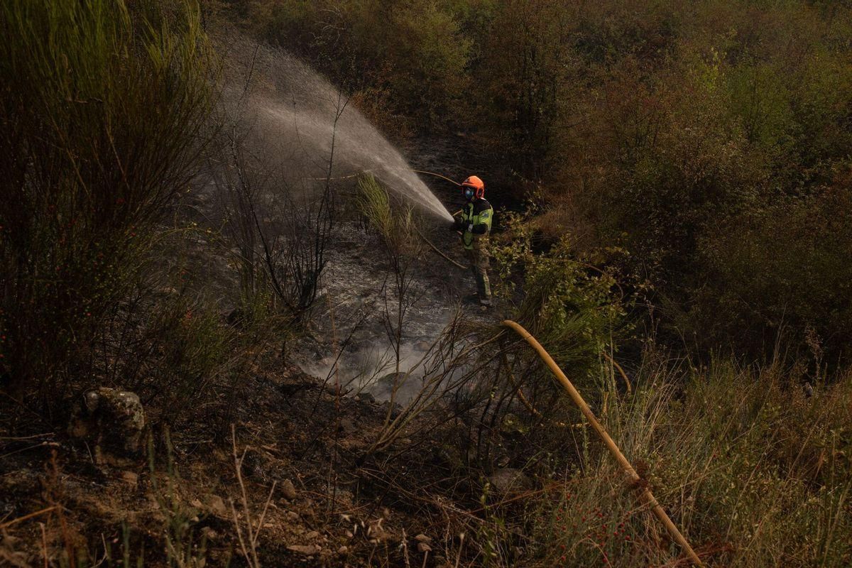 Un bombero trabaja en las tareas para la extinción del incendio, a 24 de agosto de 2025, en Molinaseca, León, Castilla y León (España). El avance de los incendios forestales de Índice de Gravedad Potencial (IGR) 2 que se han declarado este domingo, 24 de agosto, en las localidades de Garaño y Molinaseca, en la provincia de León, han obligado a las autoridades a desalojar cinco pueblos cercanos. En concreto, los municipios evacuados por el fuego de Garaño son Viñayo, Piedrasecha, Portilla de Luna y Sagüera de Luna. Por su parte, el incendio forestal de Molinaseca ha obligado a evacuar la localidad cercana del mismo nombre. 24 AGOSTO 2025 Alejandro Martínez Vélez / Europa Press 24/08/2025. Alejandro Martínez Vélez; / Alejandro Martínez Vélez / Europa Press Un bombero trabaja en las tareas para la extinción del incendio, a 24 de agosto de 2025, en Molinaseca, León, Castilla y León (España). El avance de los incendios forestales de Índice de Gravedad Potencial (IGR) 2 que se han declarado este domingo, 24 de agosto, en las localidades de Garaño y Molinaseca, en la provincia de León, han obligado a las autoridades a desalojar cinco pueblos cercanos. En concreto, los municipios evacuados por el fuego de Garaño son Viñayo, Piedrasecha, Portilla de Luna y Sagüera de Luna. Por su parte, el incendio forestal de Molinaseca ha obligado a evacuar la localidad cercana del mismo nombre. 24 AGOSTO 2025 Alejandro Martínez Vélez / Europa Press 24/08/2025. Alejandro Martínez Vélez; / Alejandro Martínez Vélez / Europa Press
