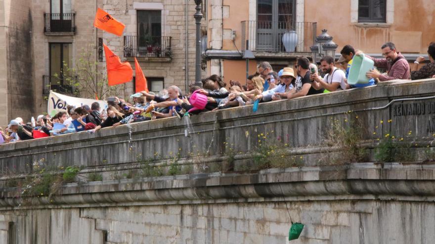Unes 500 persones s&#039;apleguen a Girona per reclamar més cabal als rius i denunciar la &quot;mala gestió&quot; de l&#039;aigua