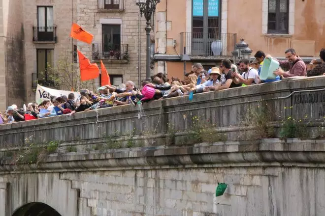 Unes 500 persones s'apleguen a Girona per reclamar més cabal als rius i denunciar la "mala gestió" de l'aigua