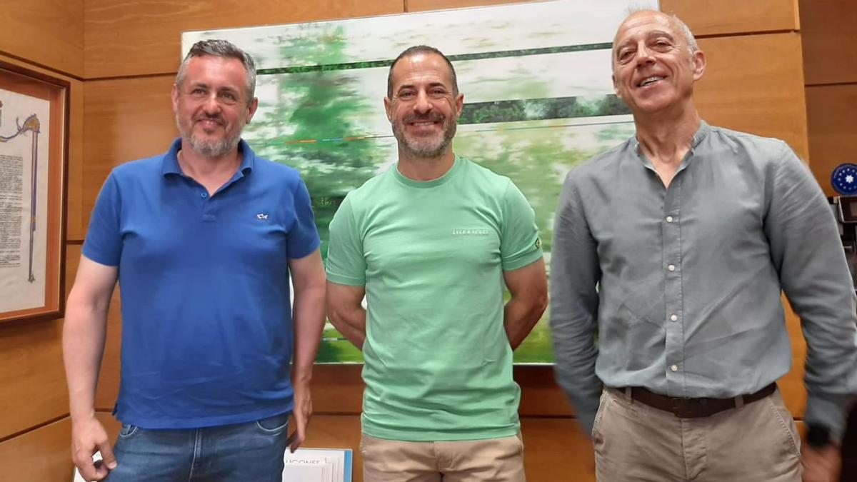 Por la izquierda, el técnico Daniel Navarro, Ángel García y Jesús Abad